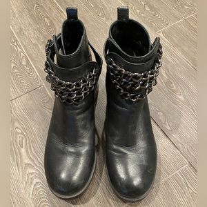 Tory Burch Bloomfield Black Leather Chain Buckle Ankle Boots 8 1/2